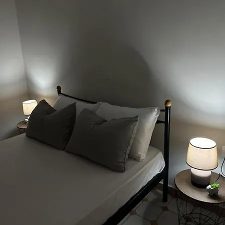 公寓 Olive Tree The Master Bed And Balcony *
